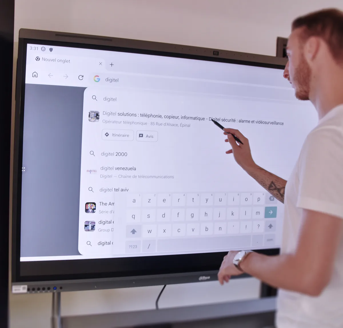 Un collaborateur utilise un écran tactile interactif installé par Digitel Solutions