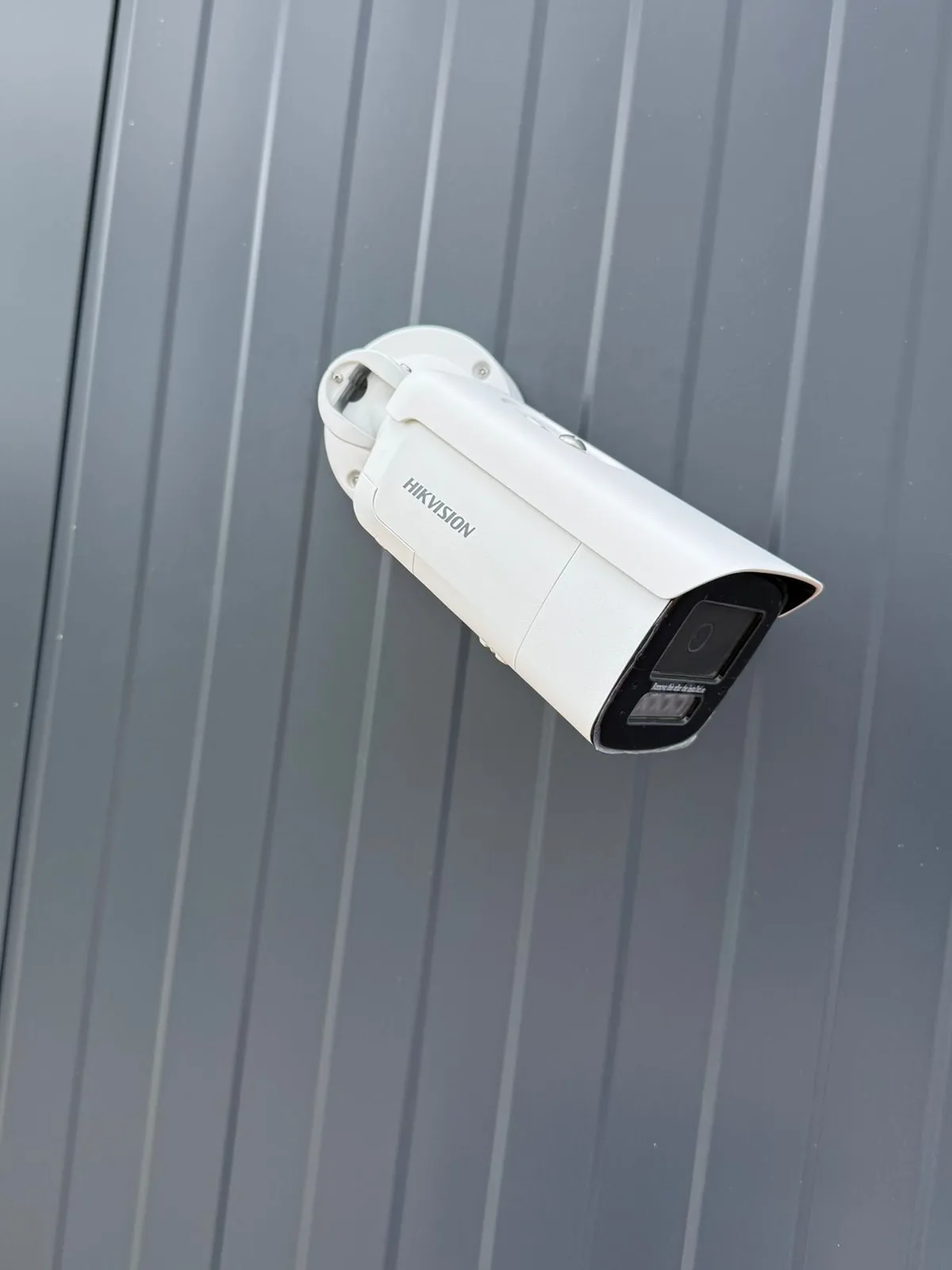 Caméra de vidéosurveillance installée sur un bardage industriel