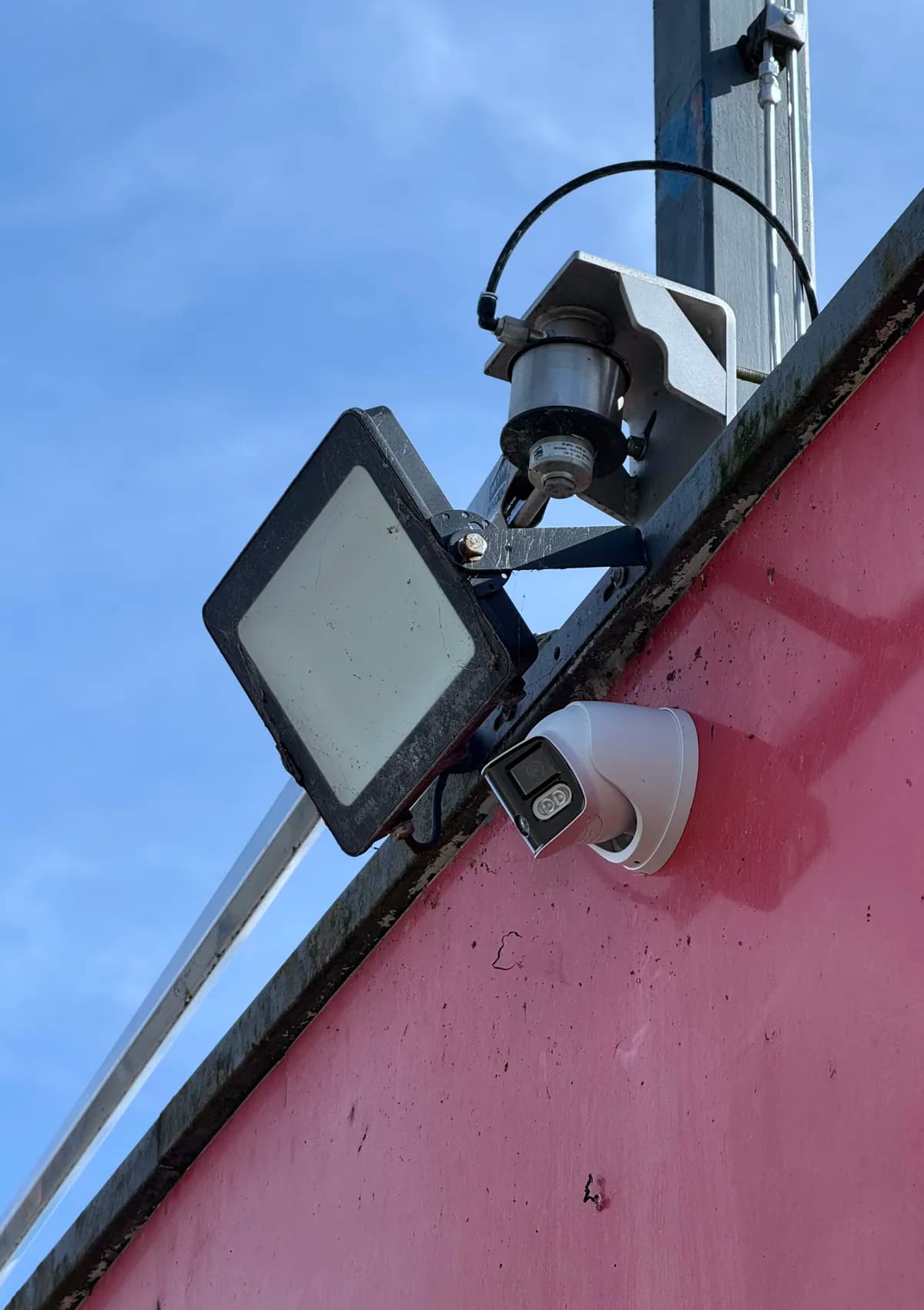Caméra et projecteur de détection sur la façade d'un commerce